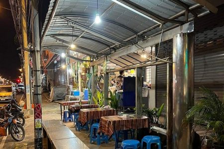 タイ東北部でバス停を客席代わりにしたレストランを発見！