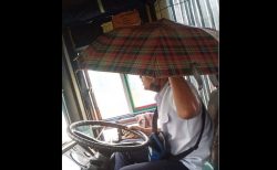 タイ珍ニュース！バスの中で傘をさす運転手＆マリワナ喫煙で僧侶破門