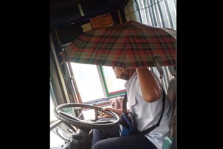タイ珍ニュース！バスの中で傘をさす運転手＆マリワナ喫煙で僧侶破門