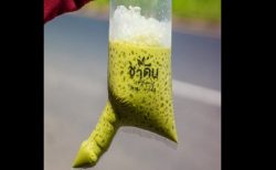 タイ面白ニュース！男性性器型プラスチック袋入りアイスティー