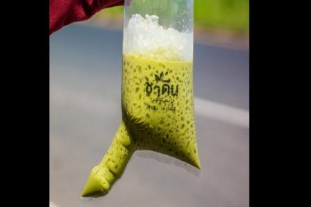 タイ面白ニュース！男性性器型プラスチック袋入りアイスティー