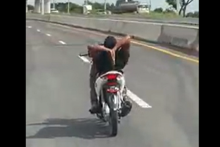 タイ珍ニュース！危険過ぎるバイク運転手＆残念なタトゥーのムエタイ選手