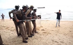 パタヤ警察の暴れ者対策PR&議会警察制服変更中止