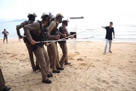 パタヤ警察の暴れ者対策PR&議会警察制服変更中止