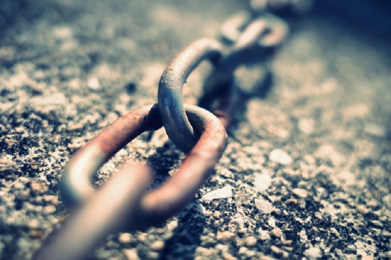 タイ珍事件！孫娘をチェーンで繋ぐ祖父母