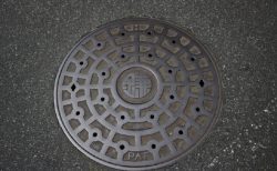 タイ面白ニュース！マンホール使い歴史勉強＆エアコン掃除代金半額