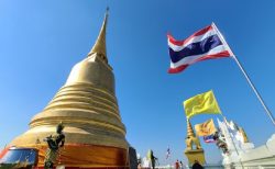 タイ面白ニュース！北部寺院の僧侶の占いで人生が変わる