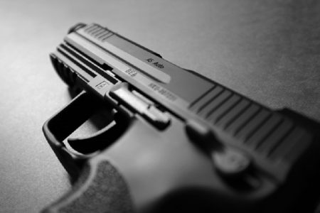 タイ珍事件！ギャンブル狂警察官拳銃１６０丁販売＆トラックに密入国者