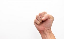 タイ珍事件！酔いどれアメリカ人、石を投げたり大暴れ