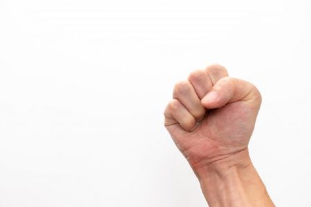 タイ珍事件！酔いどれアメリカ人、石を投げたり大暴れ