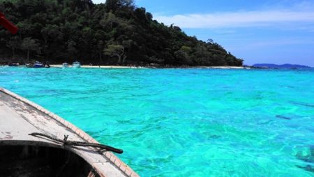 タイ珍ニュース！プーケット空港職員タクシーに乗れと強要＆違法駐車スペース確保密告で稼ぐ