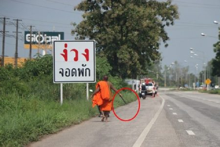 タイ危険ニュース！泥酔僧侶斧持って暴れる＆道路で感電死直前