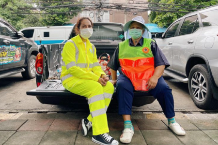 タイの道路清掃員、ひき逃げに遭う！新制服で解決なるか？
