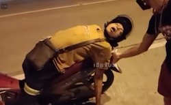 タイ珍事件！道で眠るバイク運転手＆ドラッグ中毒者、人を生き埋めに