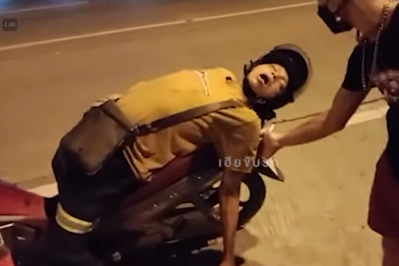 タイ珍事件！道で眠るバイク運転手＆ドラッグ中毒者、人を生き埋めに