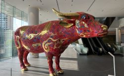 タイ迷惑外国人事件！酔っ払いイギリス人、展覧会の目玉作品を壊す