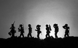 タイ珍事件！タイ国軍兵士のフリをした男、理由はモテたいから