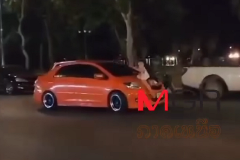 タイ珍動画！浮気夫が乗る車のボンネットに乗る妻