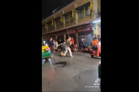 タイ喧嘩事件！逆切れトゥクトゥク運転手が欧米人男性を殴る