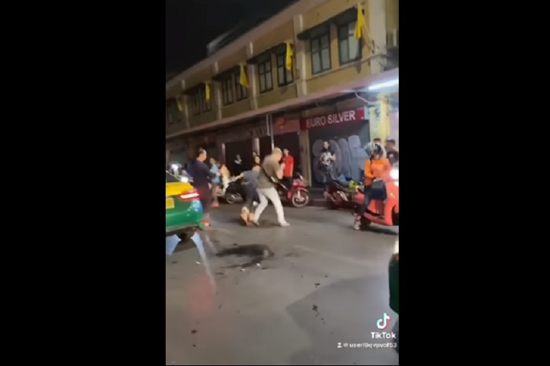 タイ喧嘩事件！逆切れトゥクトゥク運転手が欧米人男性を殴る
