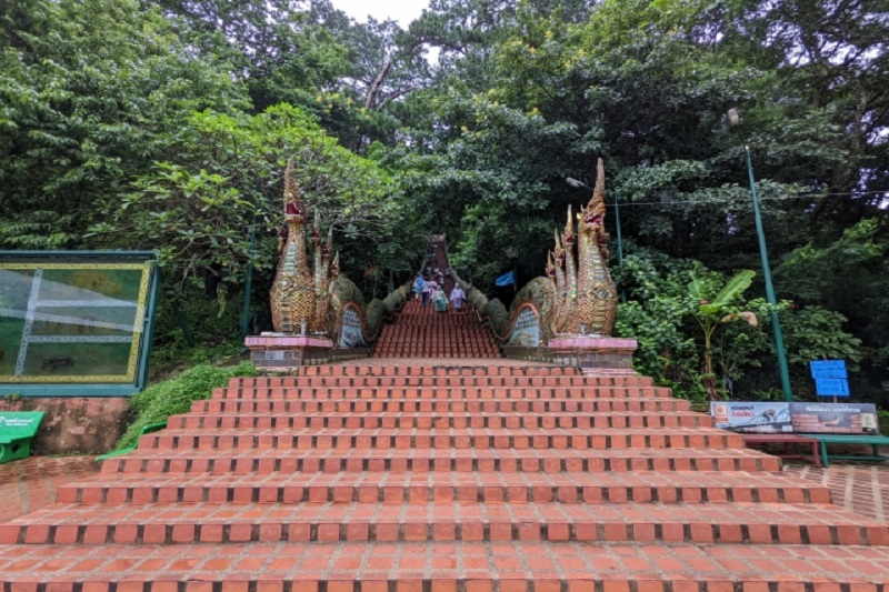 チェンマイの有名寺院内で外国人観光客が飲酒！
