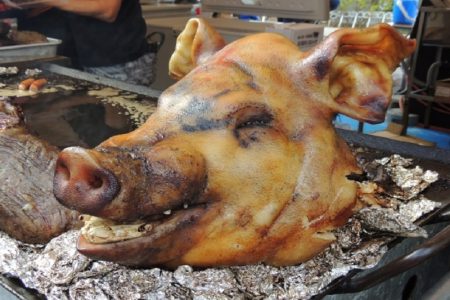 タイ面白ニュース！宝くじ当たって仏像に豚の頭をお供え