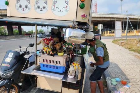 タイ心暖まるニュース！猫好き男性のためにサイドカーを寄付