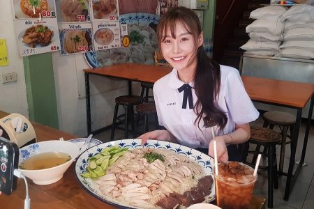 タイ面白ニュース！カオマンガイ３キロを美人台湾人が完食