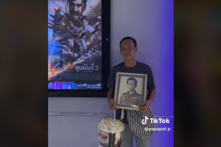 タイ感動ニュース！亡き父の遺影と一緒に映画鑑賞
