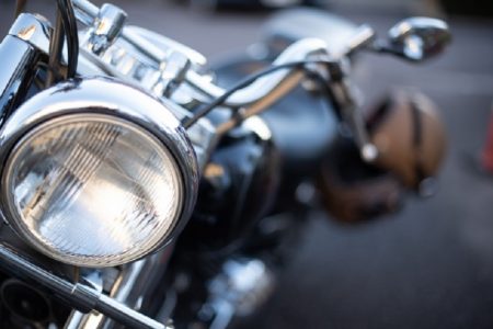 タイ悲劇事件！バイク運転中にスマホ使用で衝突