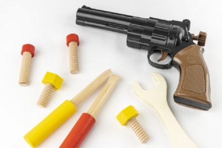 タイ珍事件！ギャンブル借金埋めるためオモチャの拳銃で銀行強盗