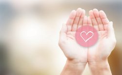 タイ親切ニュース！不幸な４歳の女の子＆盲目の祖母に寄付金１万バーツ