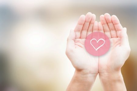 タイ親切ニュース！不幸な４歳の女の子＆盲目の祖母に寄付金１万バーツ