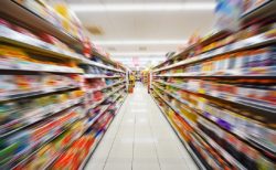 タイ珍事件！スーパーでジュースを床に投げつけた男性、真相は？