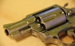 タイ残忍事件！浮気を疑った「３番目」の妻を撃つ