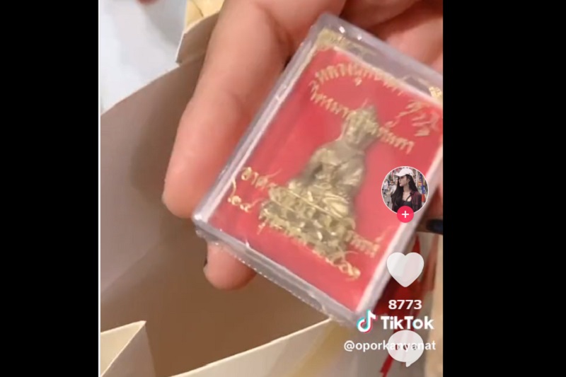 タイのショッピングモールでお守りの自動販売機お目見え→すぐ撤去