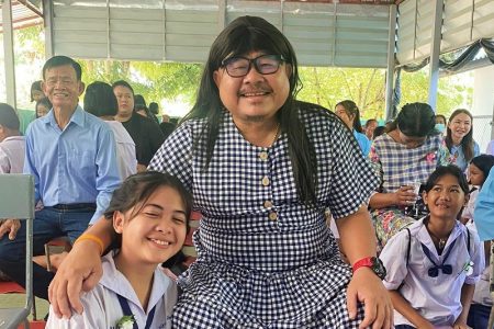 タイ感動ニュース！母の日授業参観日に女装してきたパパ
