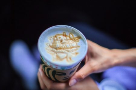 タイ珍ニュース！僧侶が寄進で高級コーヒー＆AI生成僧侶の問題画像