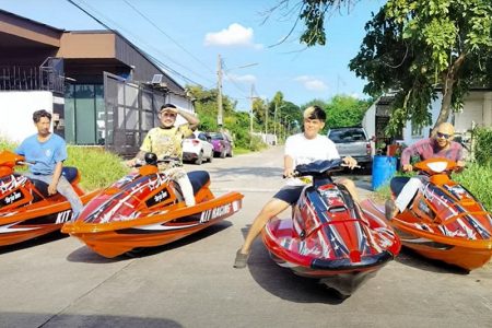タイ珍ニュース！ジェットスキーが公道を走っている
