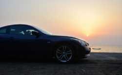 タイ珍事件！深夜の公道でスポーツカーが危険なドリフト走行