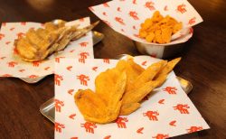 プロンポン駅前にある北九州風手羽先が自慢の居酒屋！