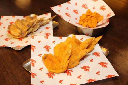 プロンポン駅前にある北九州風手羽先が自慢の居酒屋！