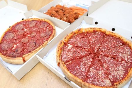 バンコク唯一のシカゴ風ディープ・ディッシュ・ピザ専門店カポネズ・ピザ！
