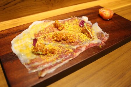 看板のないインターナショナル料理名店「メインインアクツ・レストラン」後編