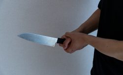 タイ失恋事件！女性に1万Bを貢いだ男、ナイフを持って暴れる