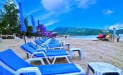 飲み過ぎ注意！欧米観光女性、プーケットの路上で泥酔睡眠