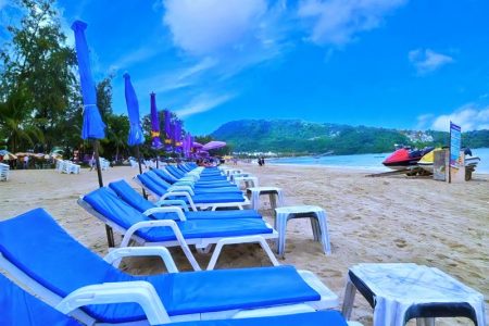 飲み過ぎ注意！欧米観光女性、プーケットの路上で泥酔睡眠